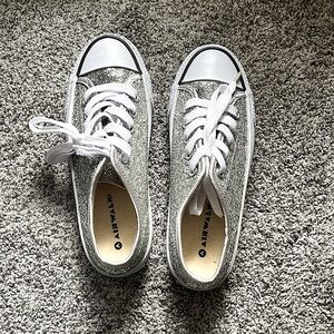 Like New AIRWALK SILVER SPARKLE SNEAKERS, Non Marking